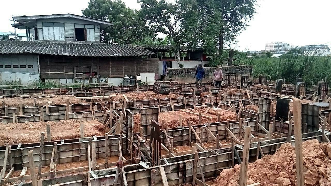 ช่างก่อสร้างกีบหมูทำงานในอาคาร