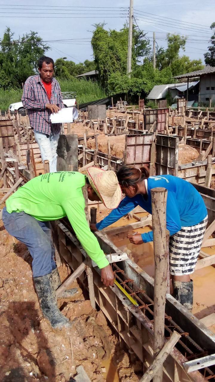 ช่างปูนกีบหมูกำลังทำงานฉาบผนัง
