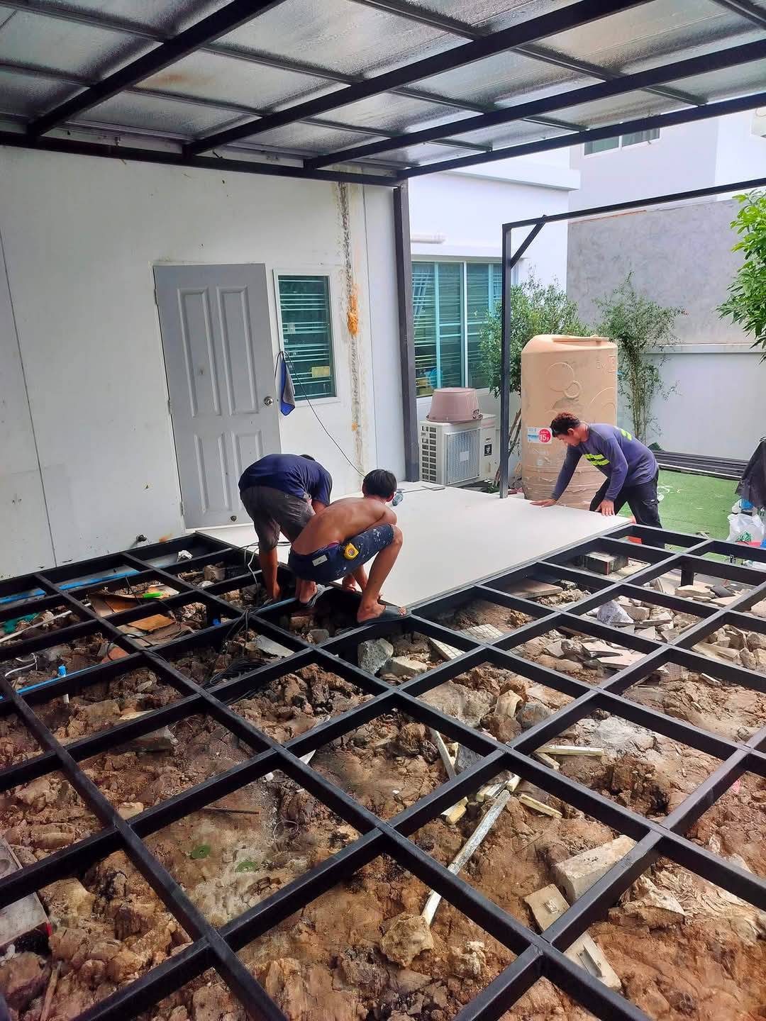 ทีมช่างกีบหมูทำงานหน้างาน ภาพที่ 2